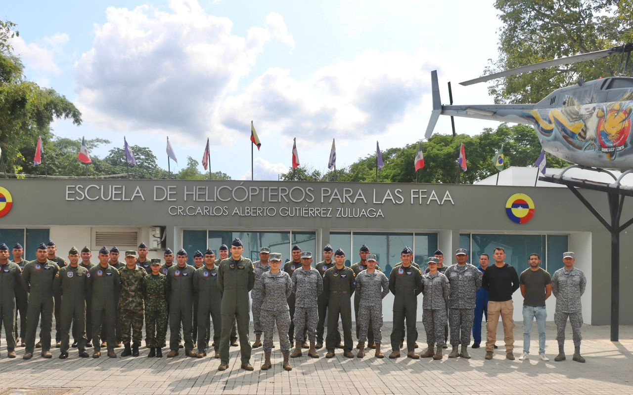 Alumnos del curso de Seguridad Operacional, visitaron el Laboratorio de Investigación de Accidentes en Melgar, Tolima