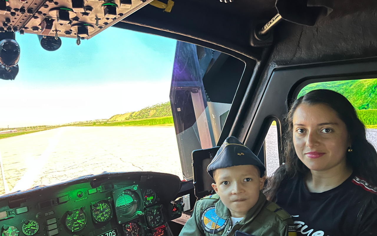 Tocando el cielo: el emotivo vuelo del pequeño Samuel en un Simulador de Helicóptero