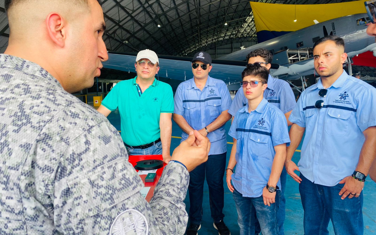 Para conocer las capacidades en mantenimiento de su Fuerza Aeroespacial, el Servicio Nacional de Aprendizaje visita el Comando Aéreo de Combate No.1