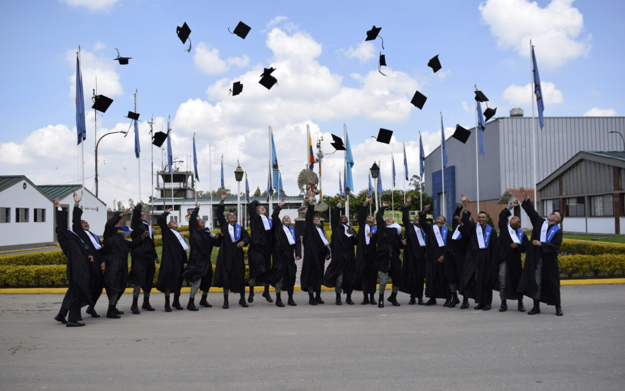 19 soldados graduados como bachilleres en la Base Aérea de Madrid, Cundinamarca