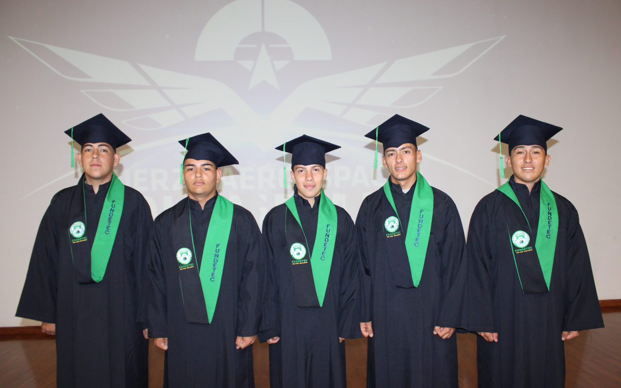 Soldados se gradúan como bachilleres, mientras continúan prestando su servicio militar en el Comando Aéreo de Combate No.1