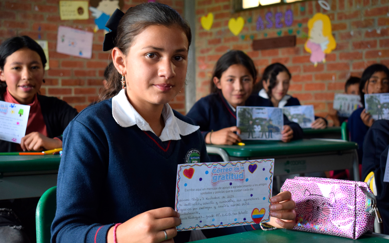 Estudiantes de la zona rural de Cundinamarca expresan su gratitud a los soldados
