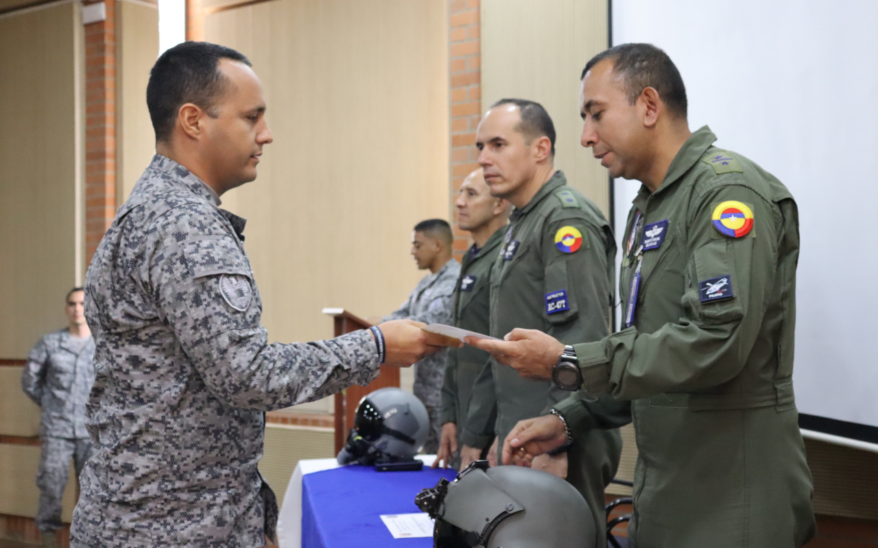 Con éxito culminó Curso Básico Aviation Life Support Equipment (A.L.S.E.) en Cali