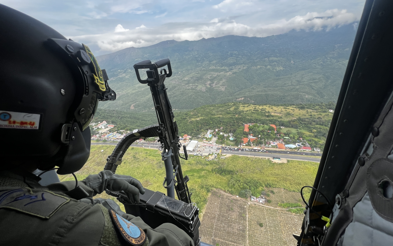 La Fuerza Aeroespacial adelanta operaciones en las principales vías del centro del país