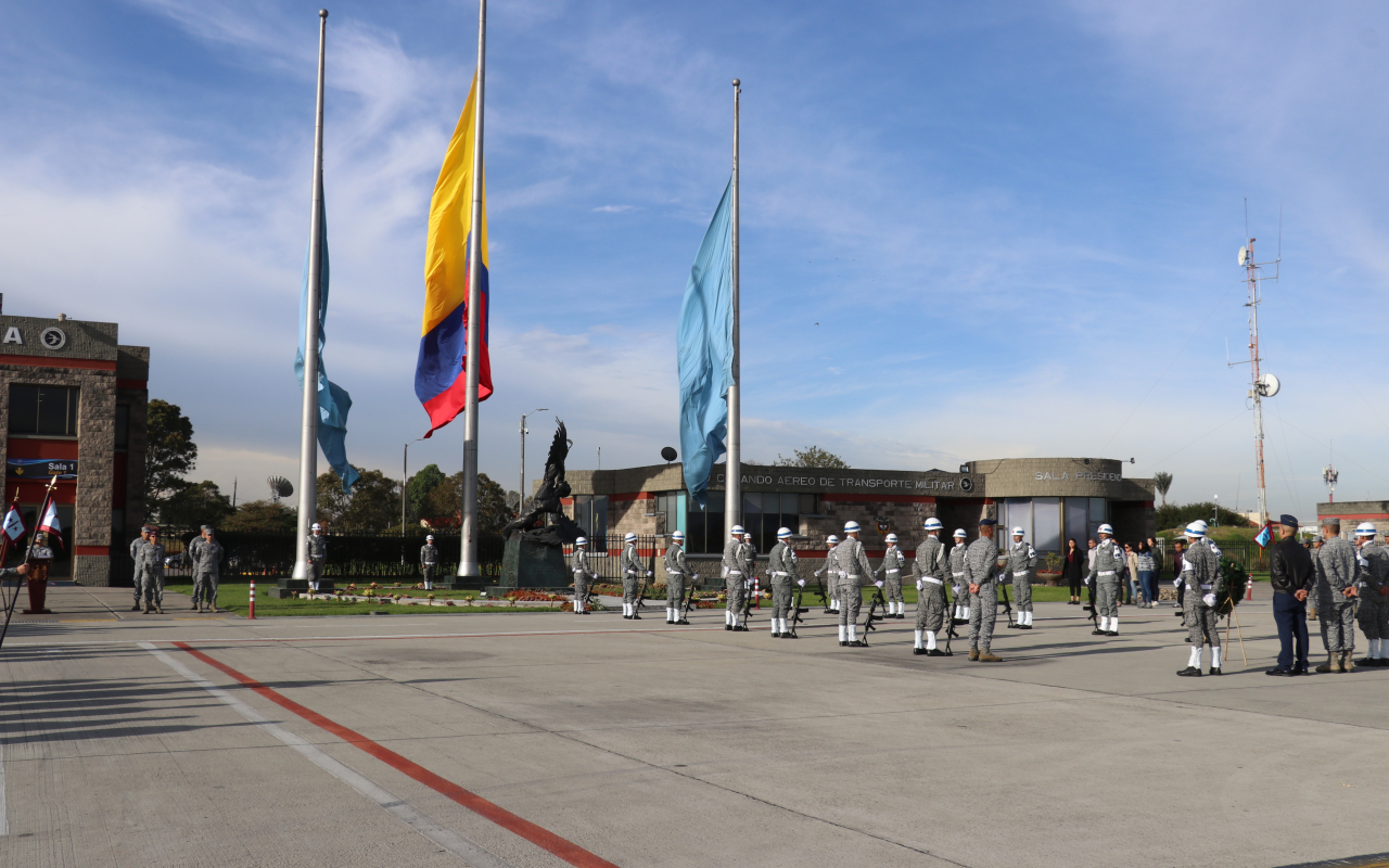 Con ofrenda floral el Comando Aéreo de Transporte Militar Conmemora el Día Internacional de Derechos Humanos