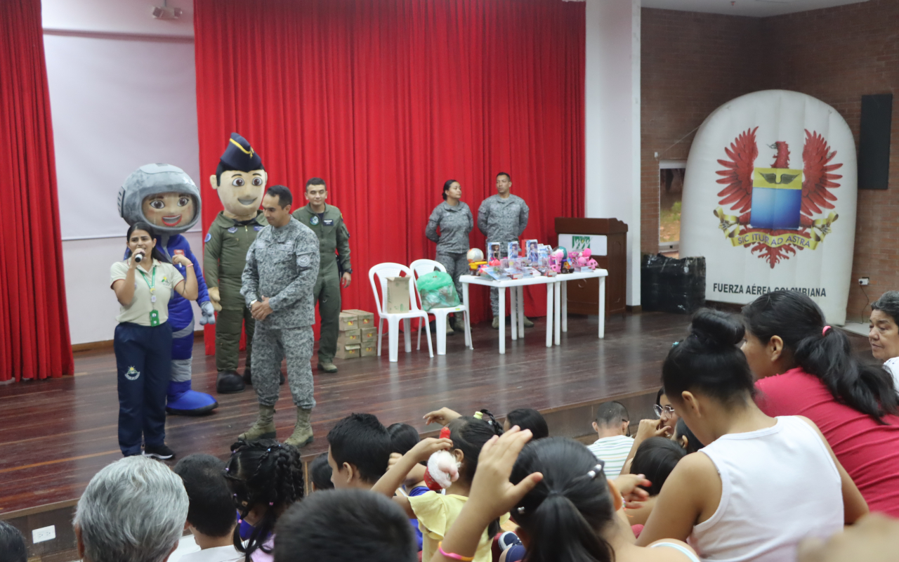 Niños reciben la Navidad con su Fuerza Aeroespacial 