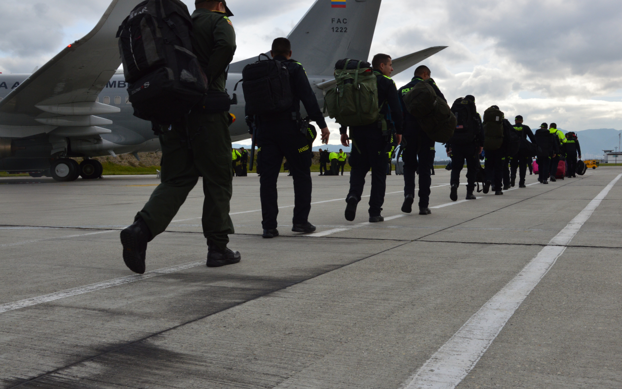 Uniformados de la Policía Nacional son transportados por la Fuerza Aeroespacial para fortalecer seguridad del carnaval de Pasto, Nariño