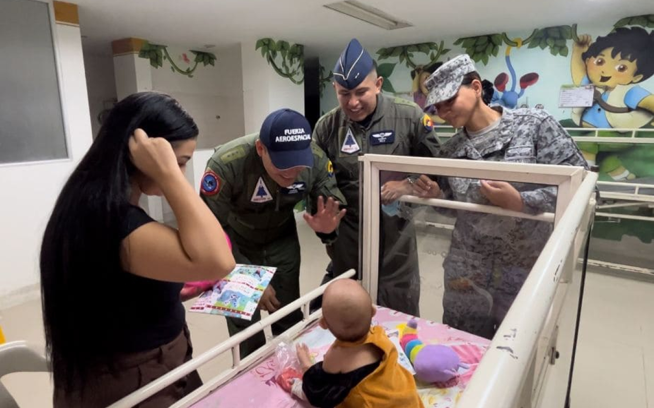 Regalos y sonrisas fueron entregados a niños y niñas hospitalizados en el Magdalena Centro, por parte de su Fuerza Aeroespacial