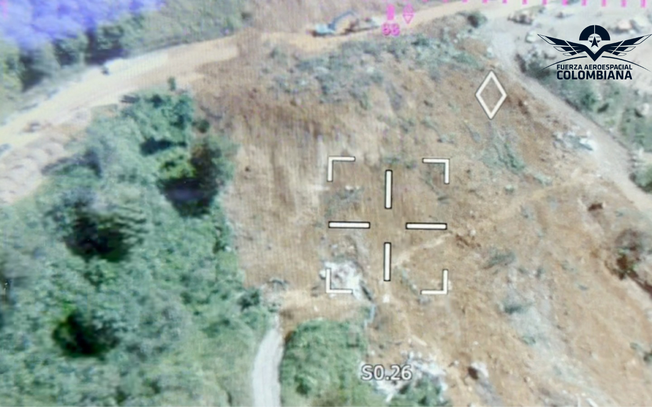 Fuerza Aeroespacial Colombiana sobrevuela zona afectada por derrumbe en la vía Quibdó- Medellín