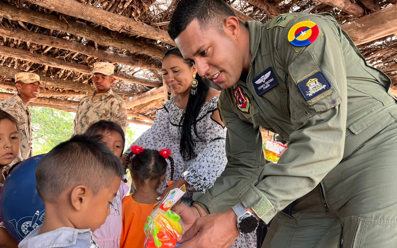 Más de 900 regalos fueron entregados a  jóvenes y adultos en La Guajira