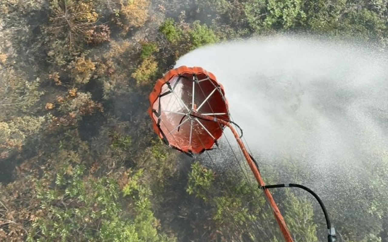 Con sistema bambi bucket se logró extinguir el incendio en el sector La Arenera en Villavicencio