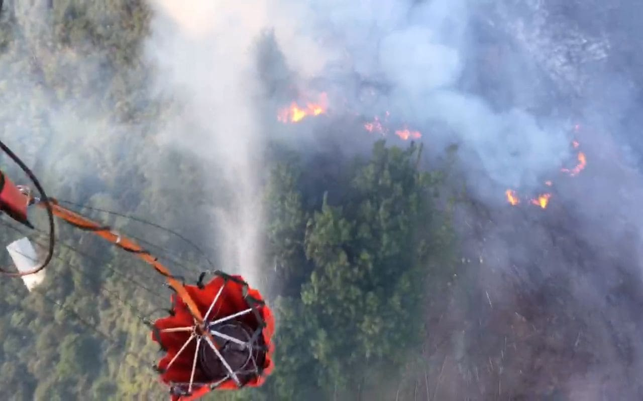 Helicóptero y tripulaciones del CACOM 5  vitales en el apoyo para la extinción del incendio en Santander