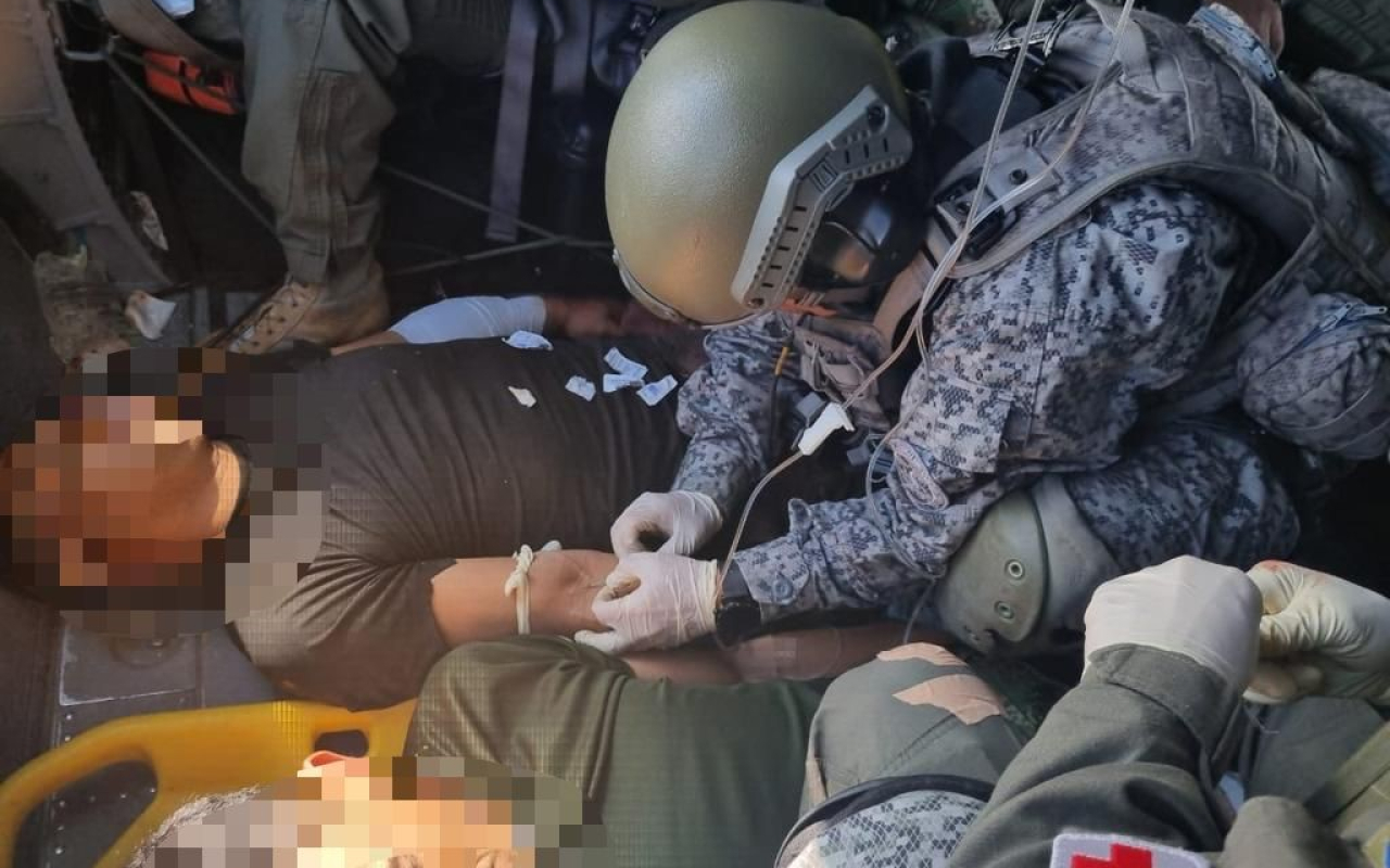 Fuerza Aeroespacial Colombiana  realiza el traslado aeromédico de dos presuntos integrantes del Grupo Armado Organizado Residual-GAOr