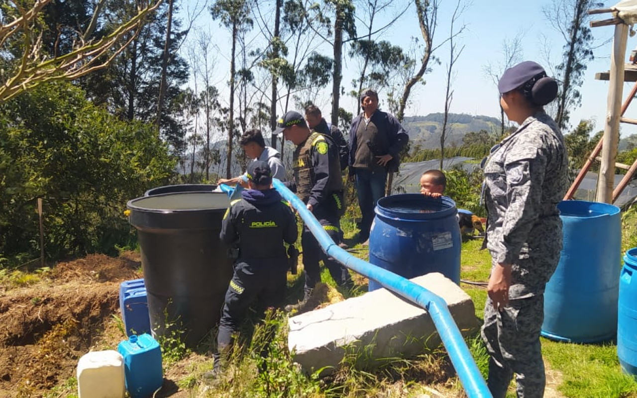 Fuerza Aeroespacial Colombiana brinda suministro de agua potable a Zipacón ante emergencia hídrica