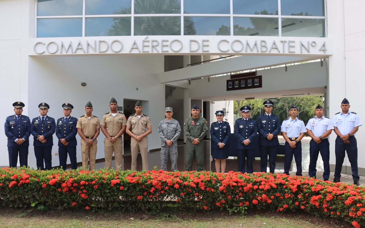 Oficiales de América Latina se forman en Colombia como pilotos de helicóptero