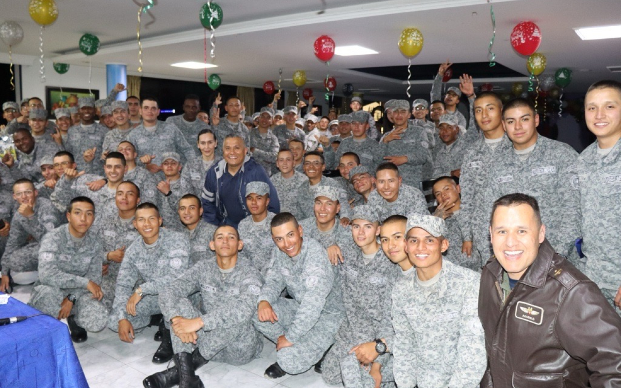 Celebración para los soldados que velan por la seguridad de los municipios de Cundinamarca y cerros de Colombia