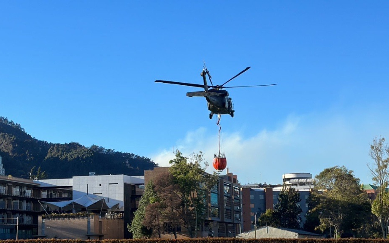 Extinción de incendio forestal en cerros de Bogotá es apoyado por su Fuerza Aeroespacial