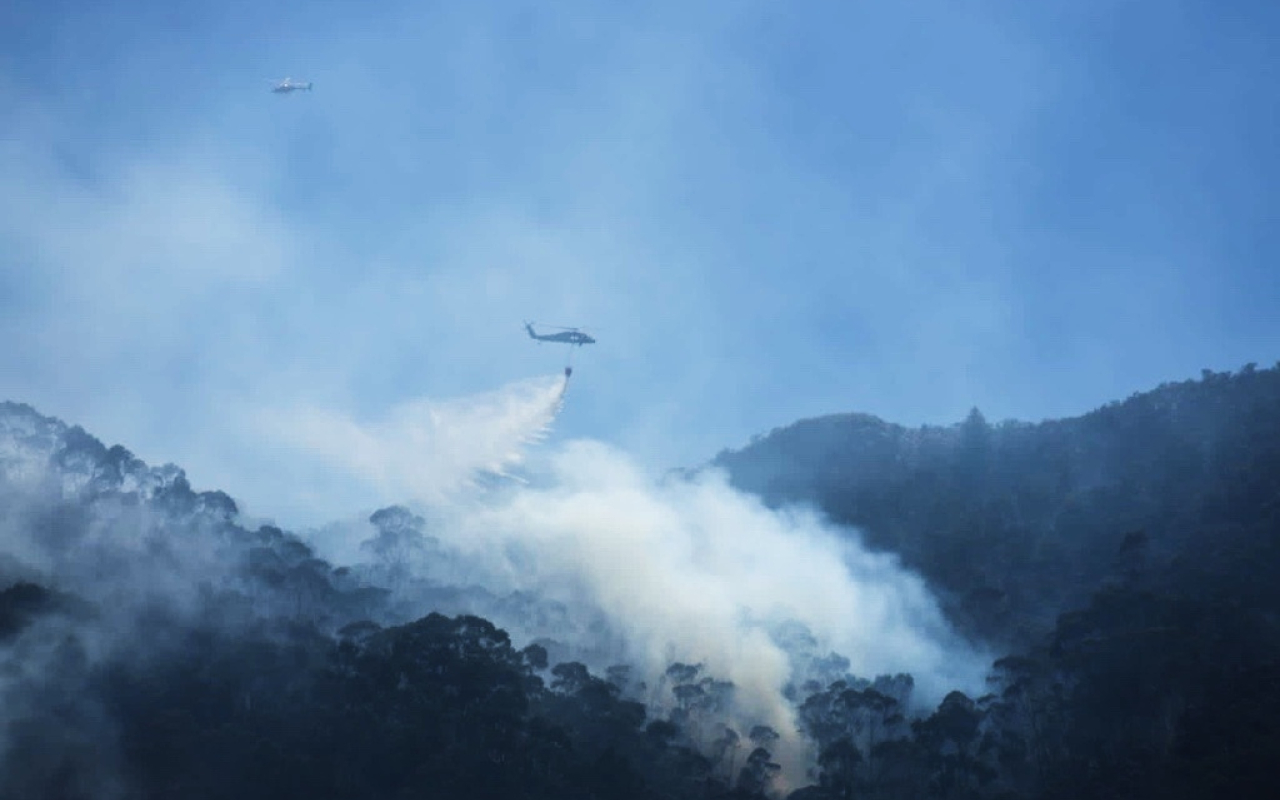 Su Fuerza Aeroespacial continúa realizando labores de extensión de incendios en los cerros de Bogotá