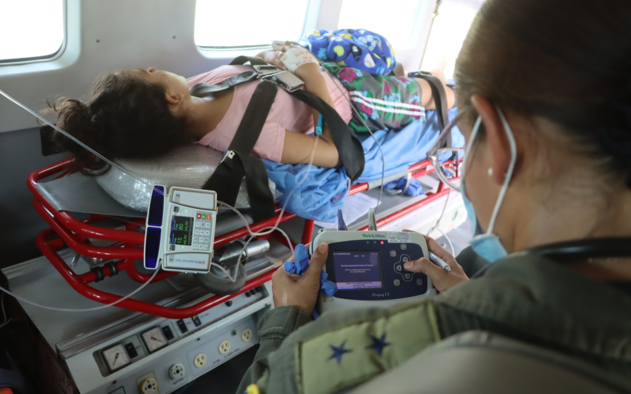 Niña con Dengue es asistida por su Fuerza Aeroespacial en el Meta