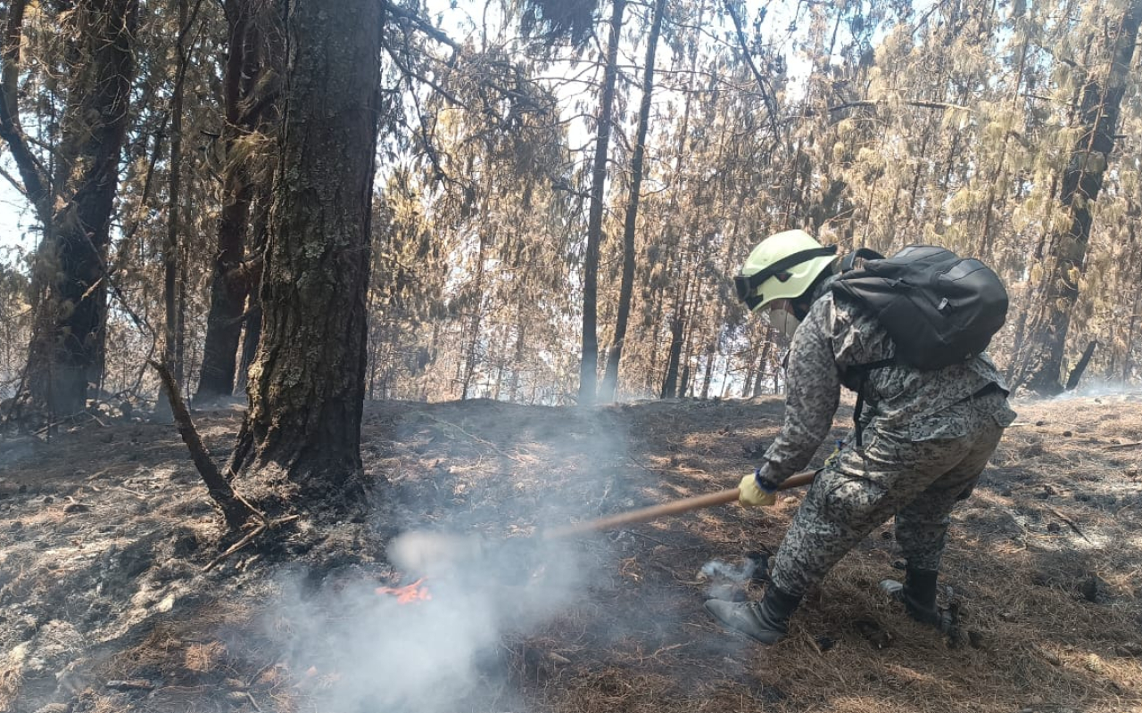 Soldados de su Fuerza Aeroespacial apoyan al cuerpo de Bomberos de Bogotá