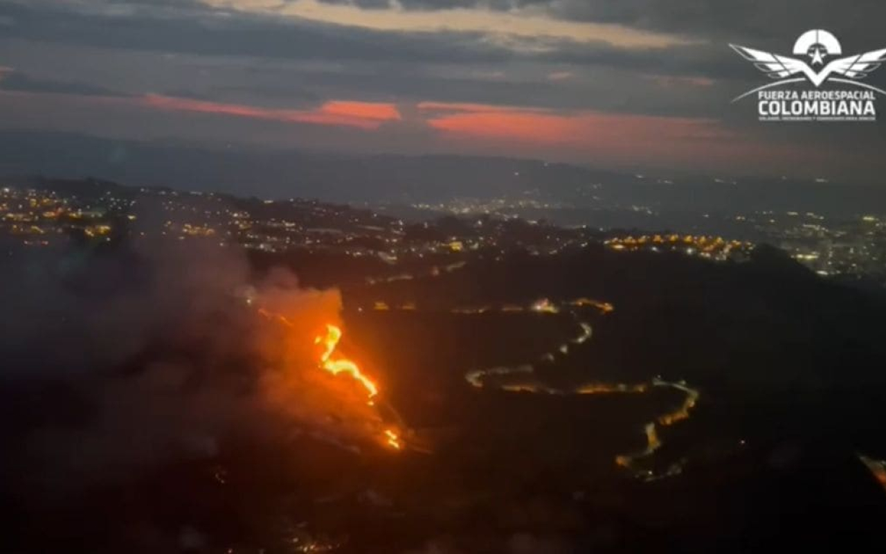 Labores  de extinción de incendios en Santander, son apoyadas por helicópteros de su Fuerza Aeroespacial Colombiana