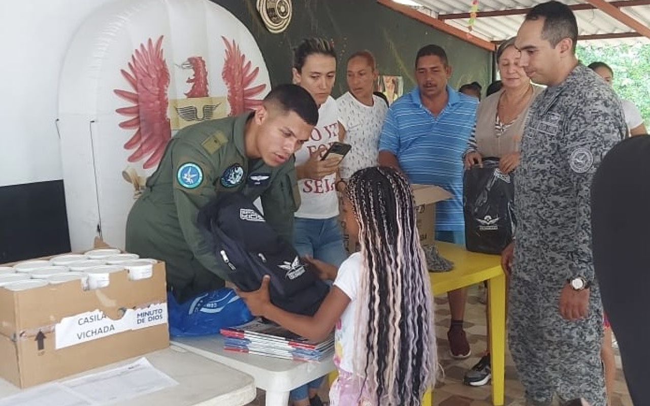 Con kits escolares la Fuerza Aeroespacial Colombiana apoya la educación en los llanos orientales