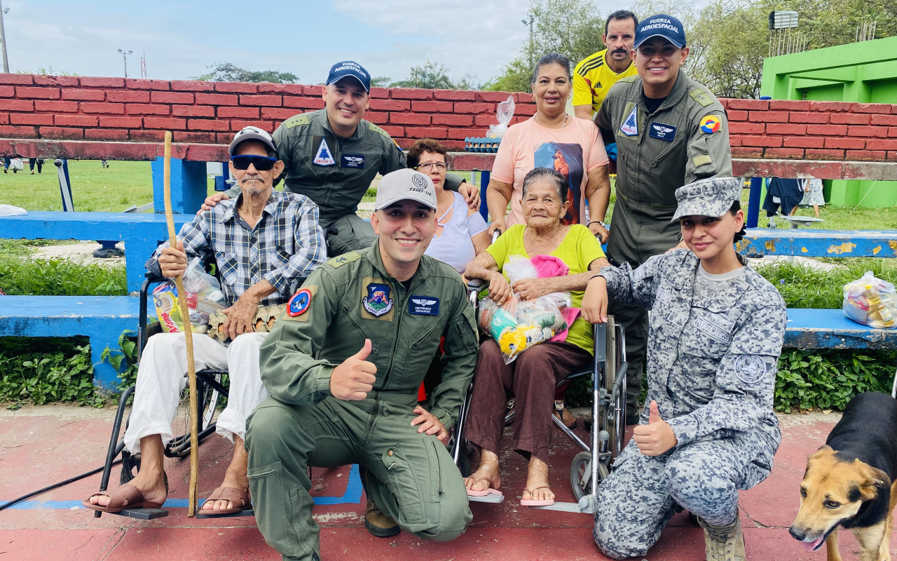 Adultos mayores de Puerto Salgar, Cundinamarca, vivieron una mañana de bienestar con su Fuerza Aeroespacial Colombiana 