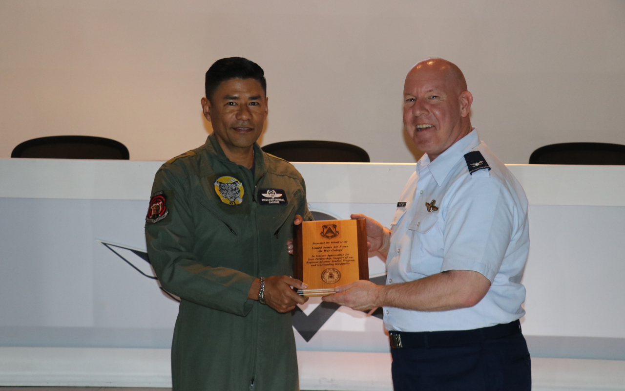 Integrantes de la Escuela Superior de Educación Militar Profesional de la Fuerza Aérea de los Estados Unidos conocieron capacidades de la FAC