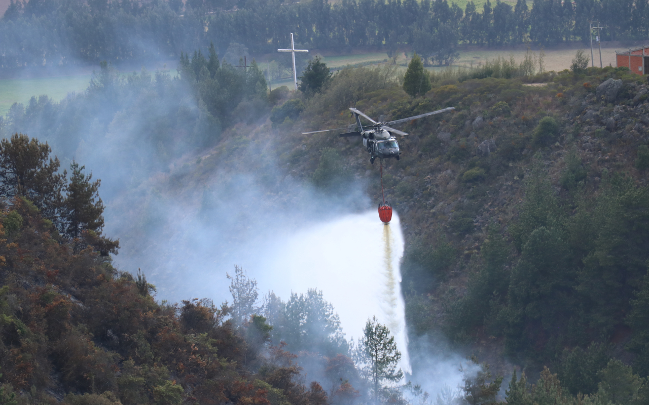 Con sistema Bambi Bucket, la Fuerza Aeroespacial apoya labores de extinción de incendio en Cucunubá, Cundinamarca