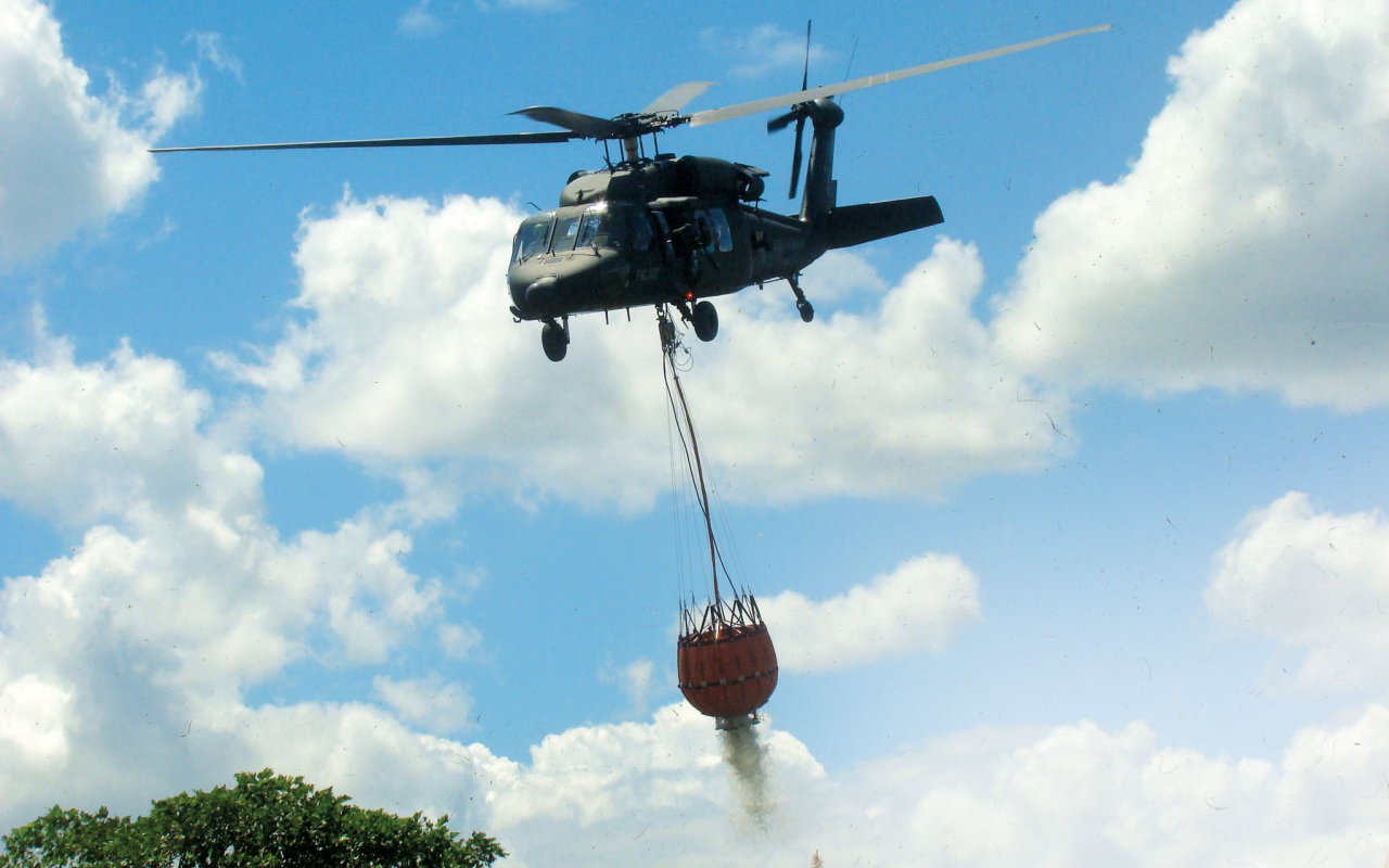 784 mil litros de agua han descargado aeronaves de su Fuerza Aeroespacial para extinción de incendios forestales en Colombia