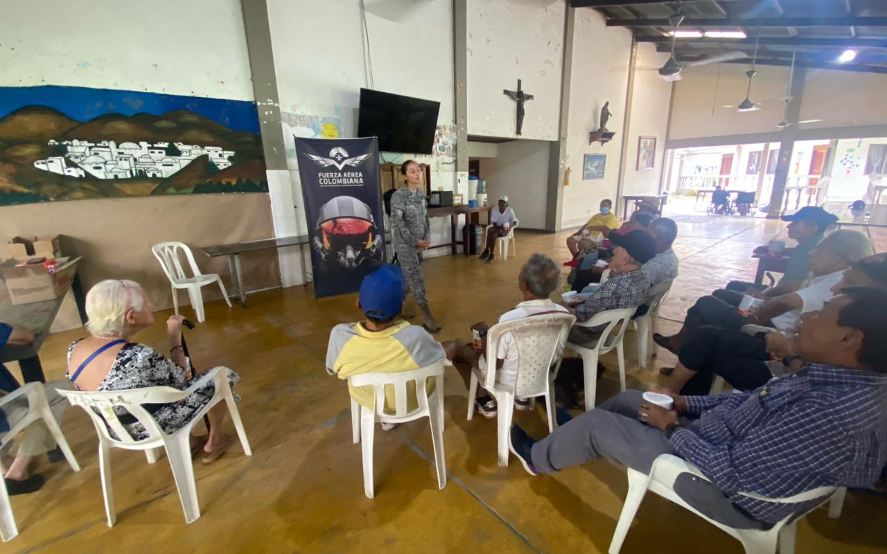 Abuelitos del Hogar del Adulto Mayor San José recibieron una visita del Grupo Aéreo del Amazonas
