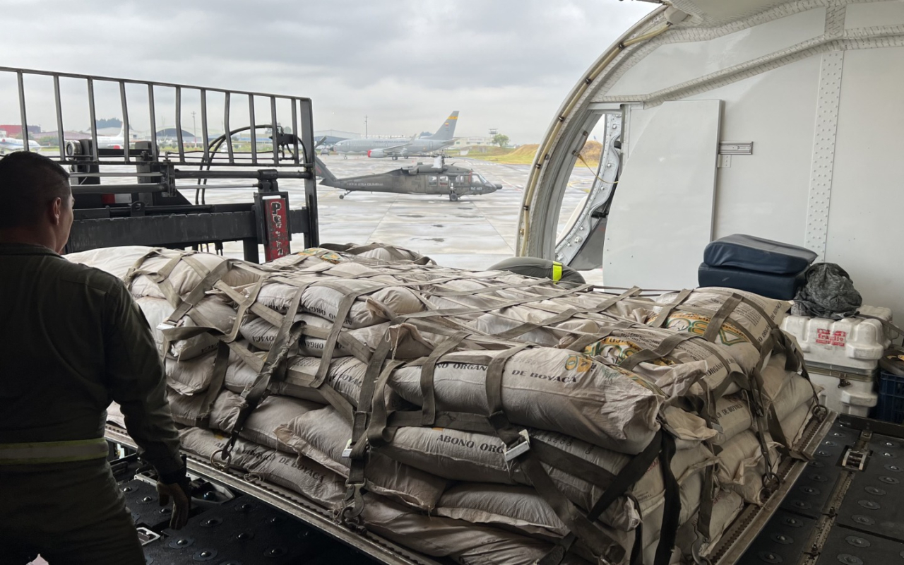 Insumos agrícolas para víctimas del conflicto armado llegan al Guainía en aeronave de la Fuerza Aeroespacial 
