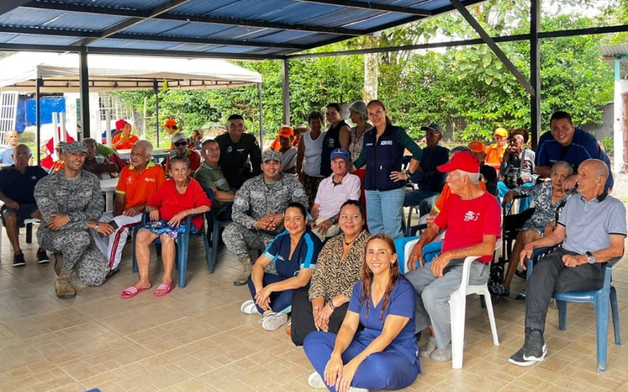 Adultos mayores recibieron atención médica gracias a su Fuerza Aérea