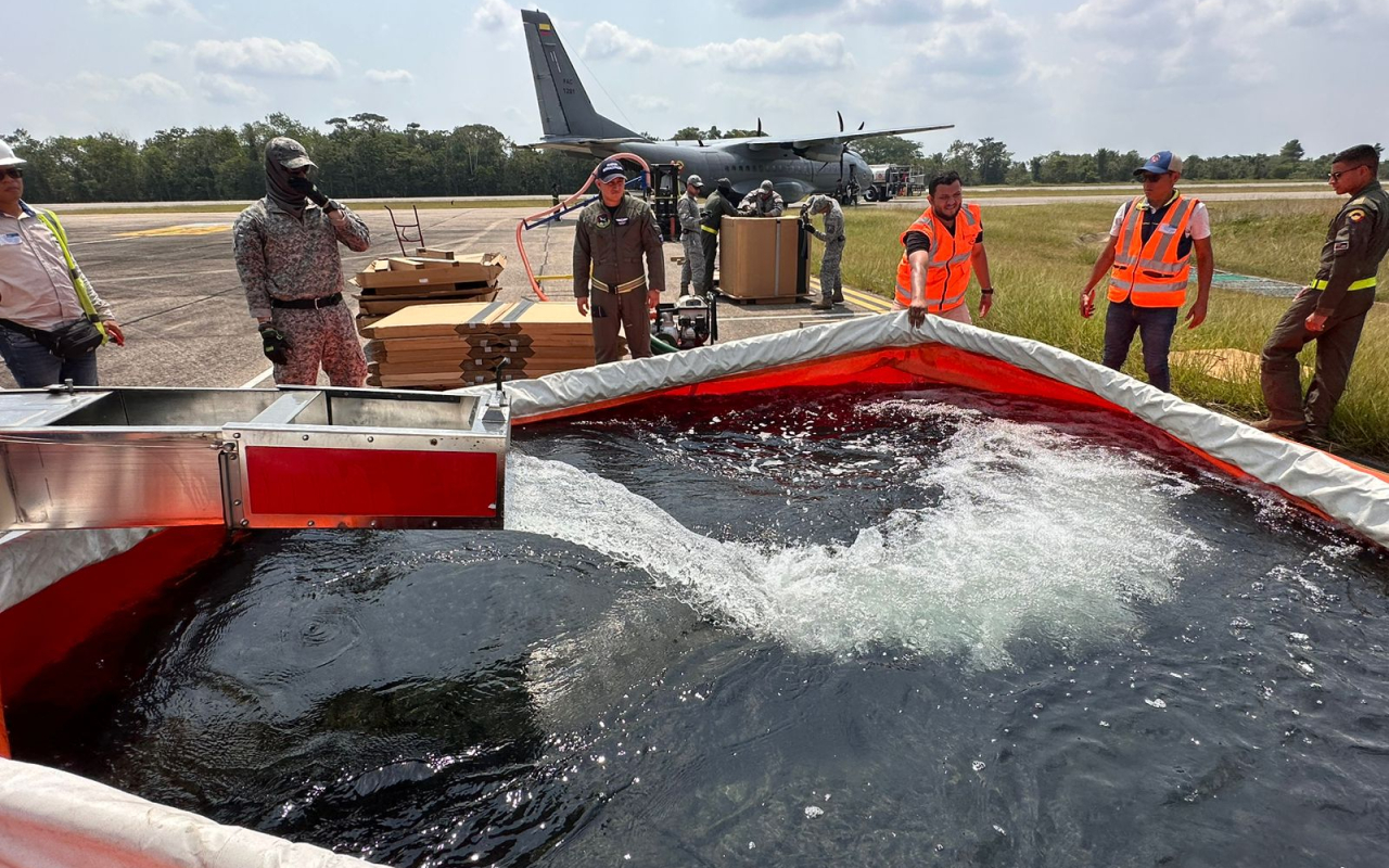 Fuerza Aeroespacial Colombiana apoya extinción de incendio forestal en Barrancabermeja, Santander
