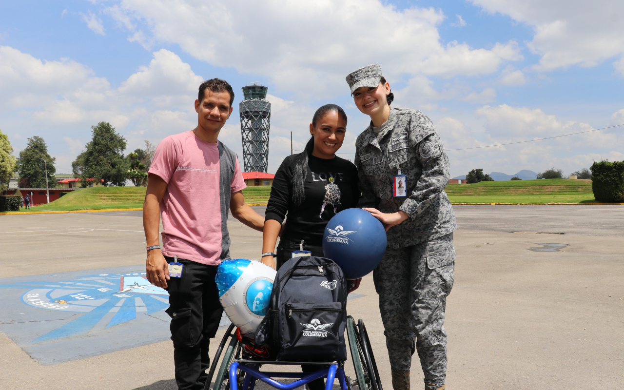 Madre es beneficiada con silla de ruedas especializada para su hijo que practica el deporte de Paratletismo