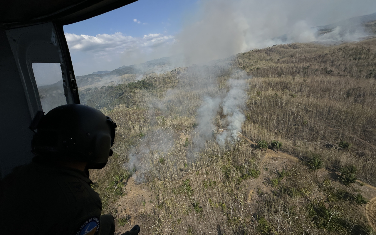 Incendio de gran magnitud en Sucre, es apoyado desde el aire por la Fuerza Aérea Colombiana