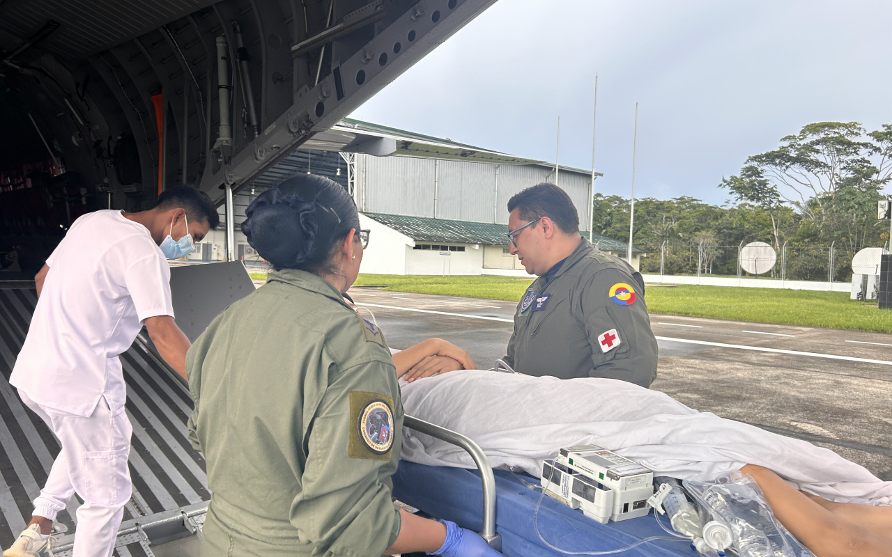 Aeronave medicalizada de su Fuerza Aeroespacial Colombiana realizó el traslado aeromédico de mujer con embarazo de alto riesgo 