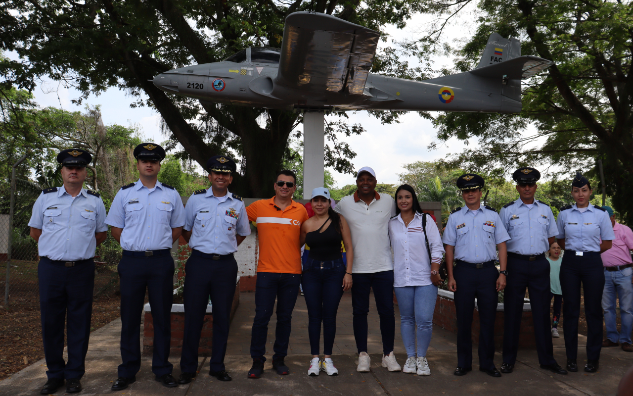 Monumento del avión en El Cerrito, Valle, fue restaurado por su Fuerza Aeroespacial Colombiana