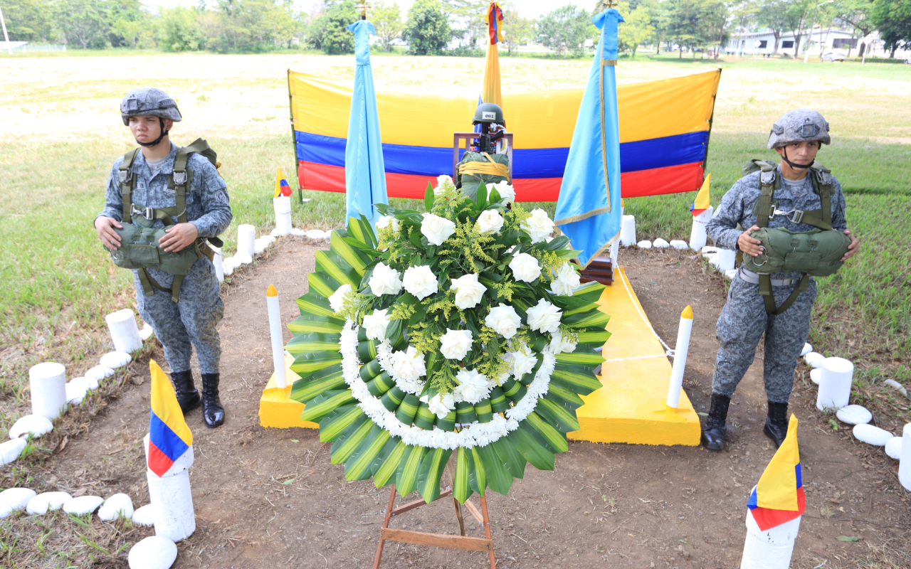 El honor de ser paracaidistas militar