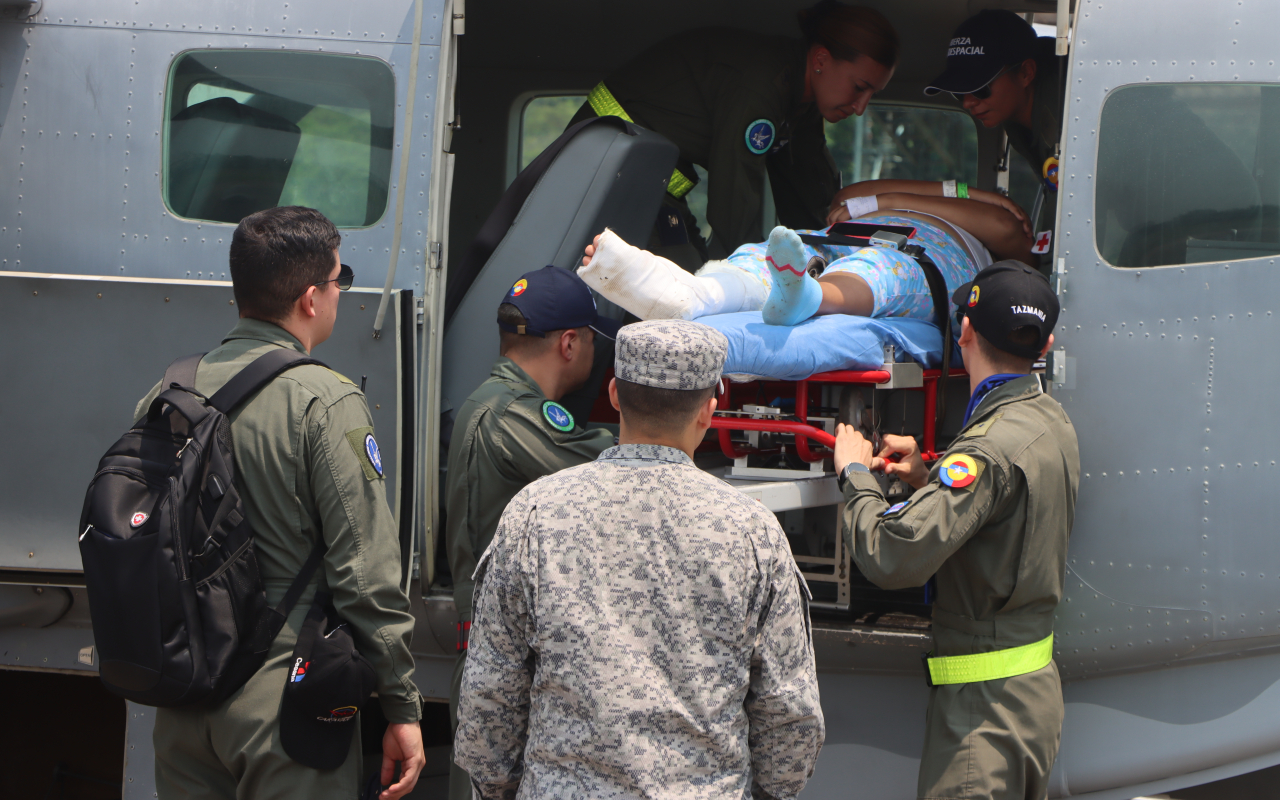 Mujer con múltiples fracturas es trasladada por su Fuerza Aérea