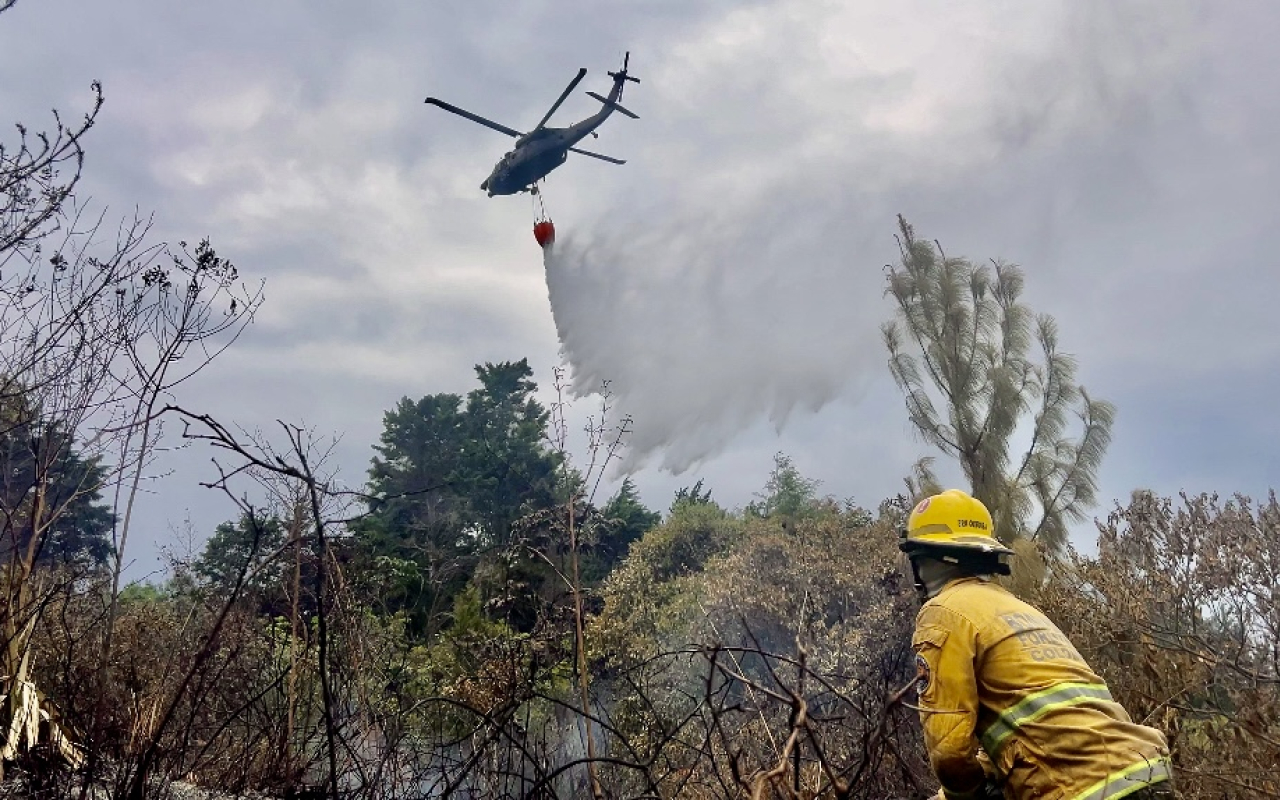 Labores de extinción de incendios en Yumbo, Valle del Cauca son apoyadas por su Fuerza Aérea Colombiana