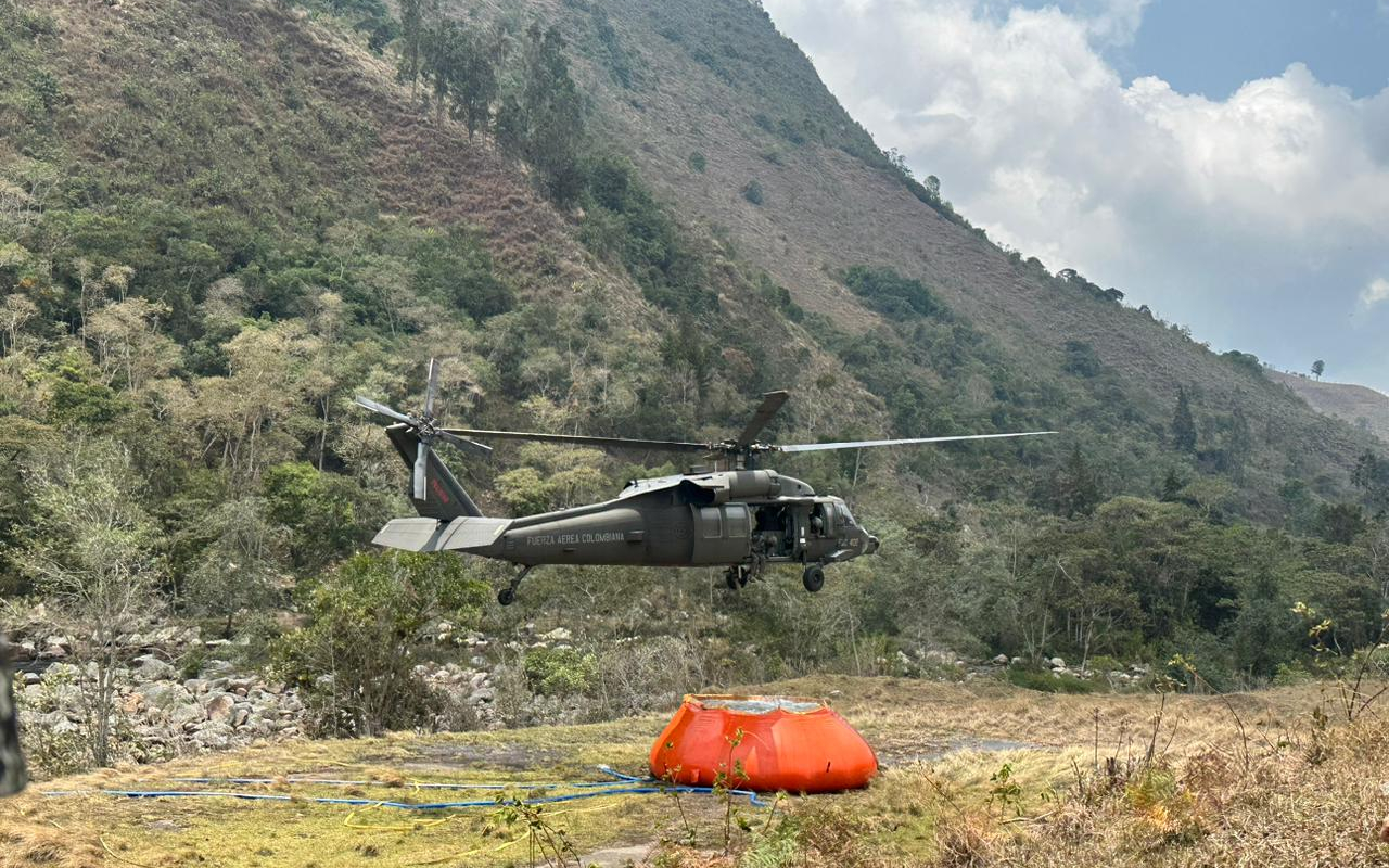 Incendio forestal en Cabrera, Cundinamarca, es atendido por su Fuerza Aérea