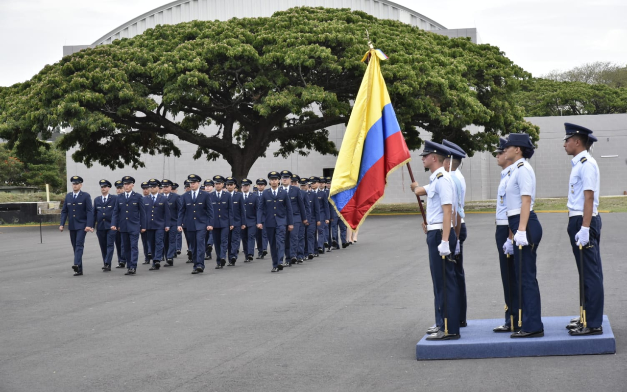 Un nuevo grupo de Oficiales Profesionales de Reserva fue ascendido en Cali