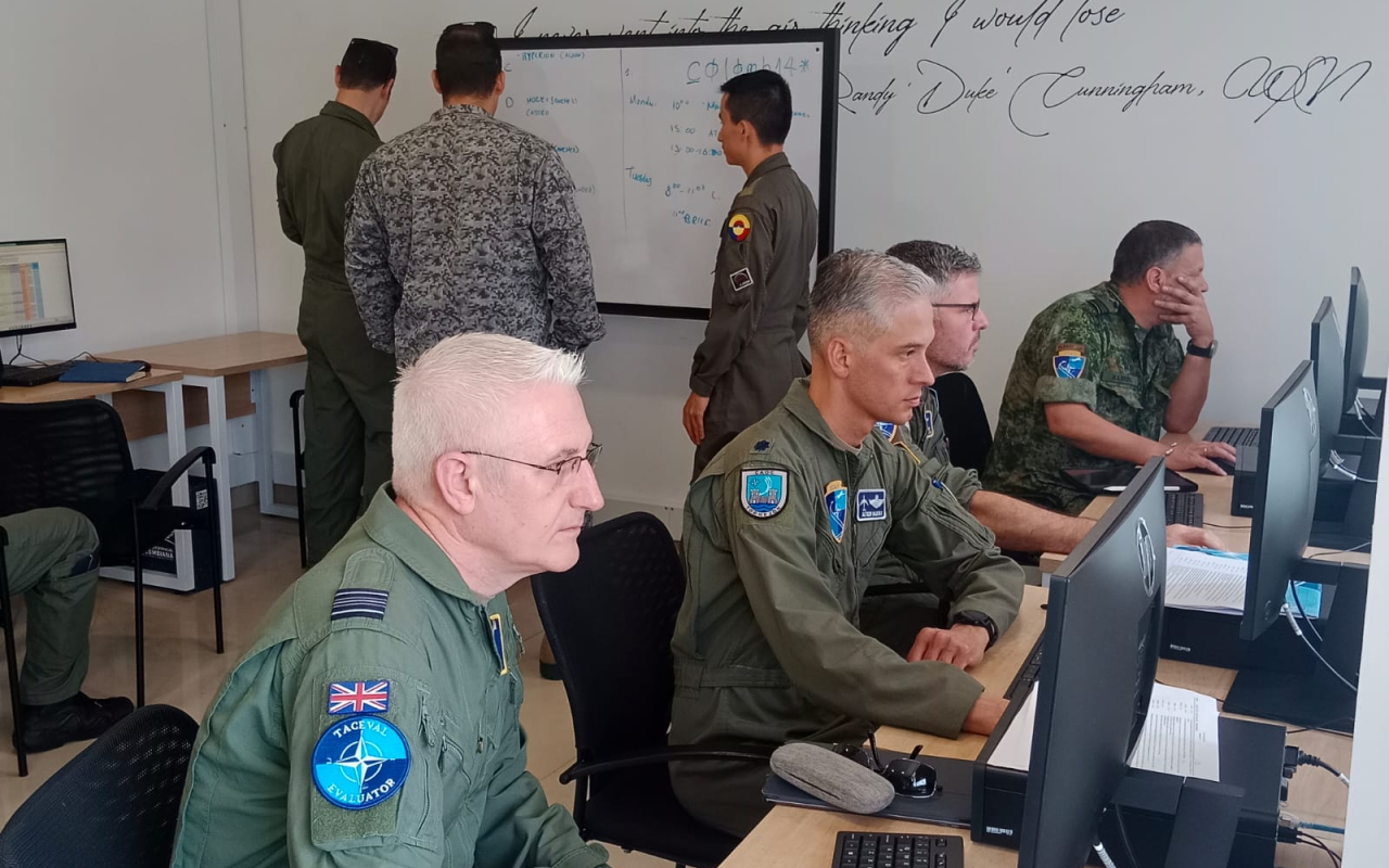 Expertos OTAN realizan acompañamiento a equipo de Evaluadores de la FAC en proceso de certificación de capacidades
