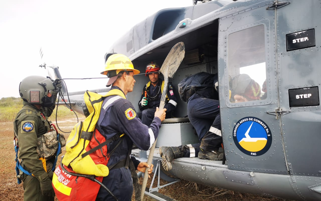 Extinción de incendio sobre Vía Parque Isla Salamanca es apoyado por la Fuerza Aérea Colombiana