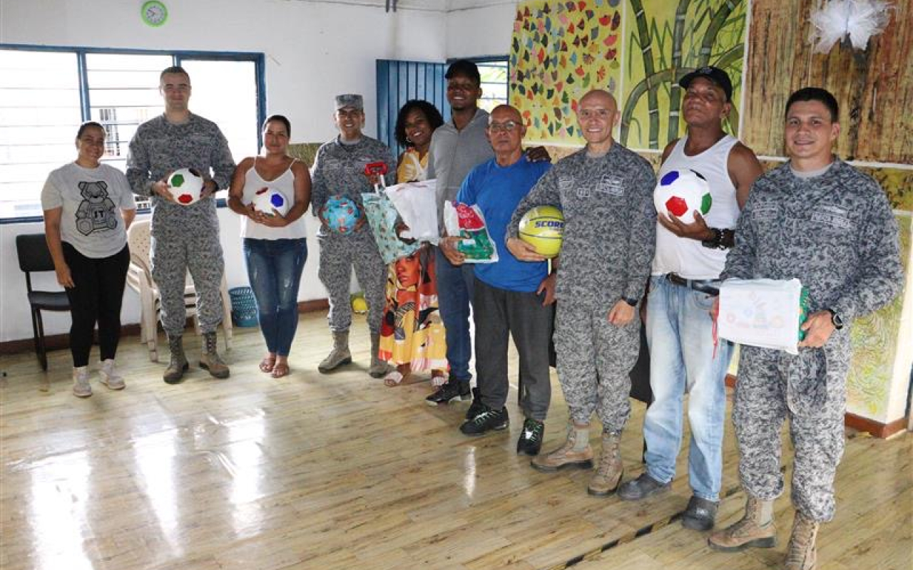 Militares de la Fuerza Aérea Colombiana llegaron con regalos al Barrio San Marino de Cali