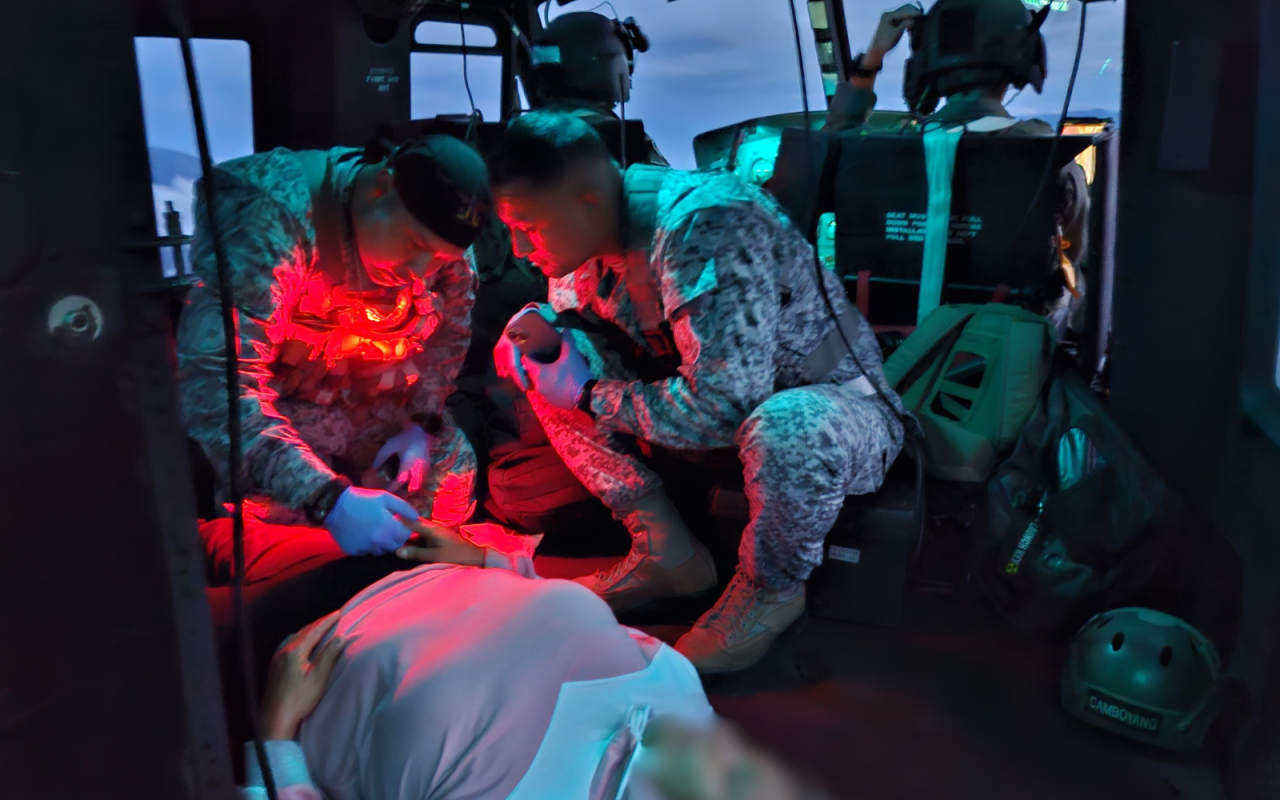 Por picadura de serpiente mujer es evacuada en un helicóptero de su Fuerza Aérea   