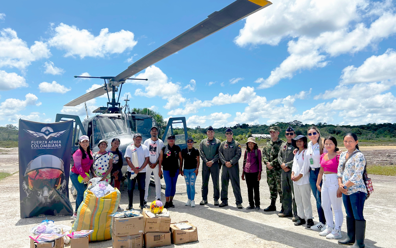 Hasta Araracuara, Caquetá llegó una aeronave de su Fuerza  Aérea cargada de felicidad 