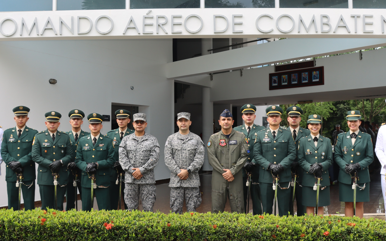 Destacados oficiales se entrenan como pilotos de helicóptero en la Fuerza Aérea 