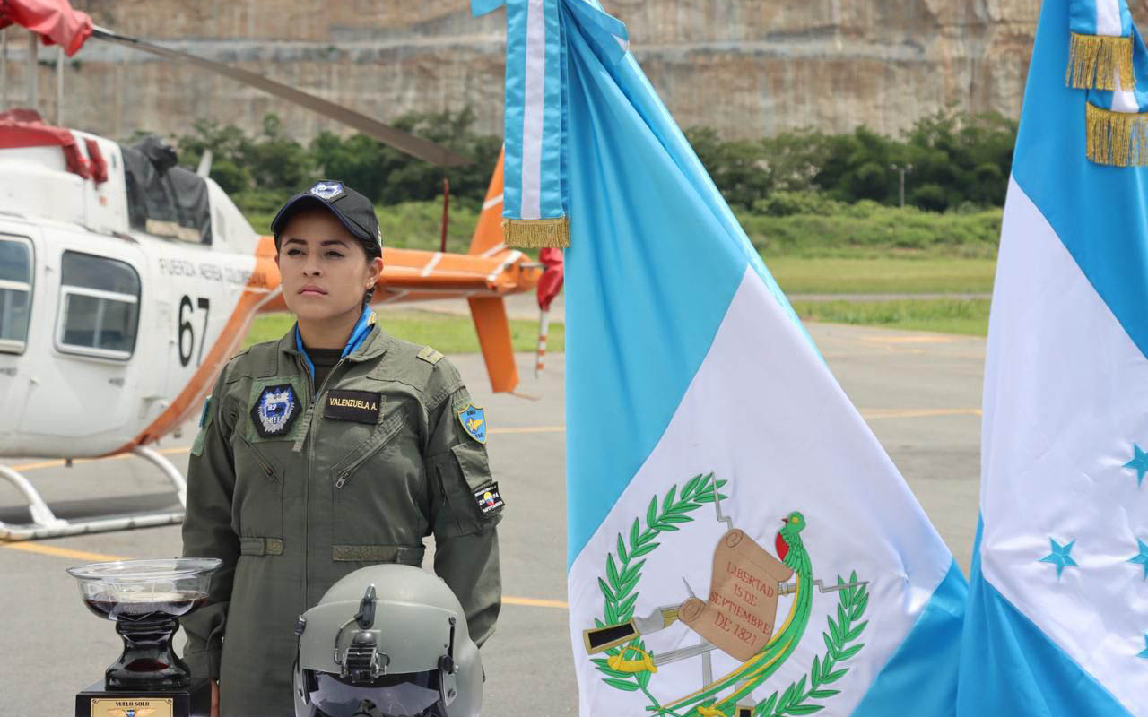 Oficiales latinoamericanos entrenados en Colombia, vuelan solos por primera vez en un helicóptero TH-67